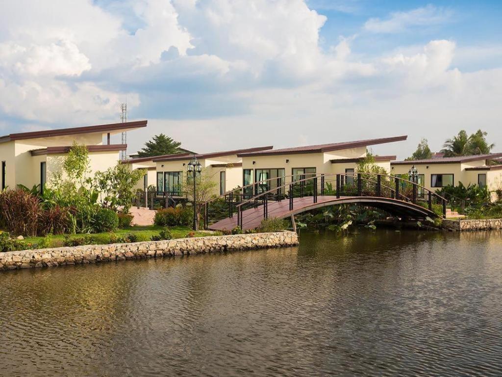 Bua Tara Resort Nong Prue Bagian luar foto