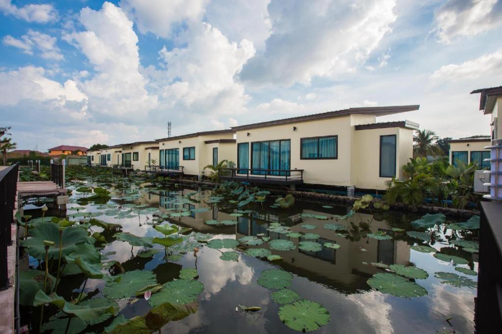 Bua Tara Resort Nong Prue Bagian luar foto