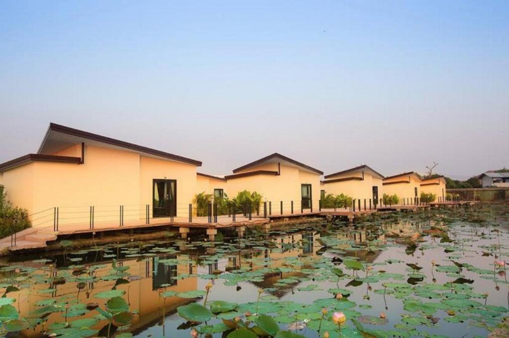 Bua Tara Resort Nong Prue Bagian luar foto