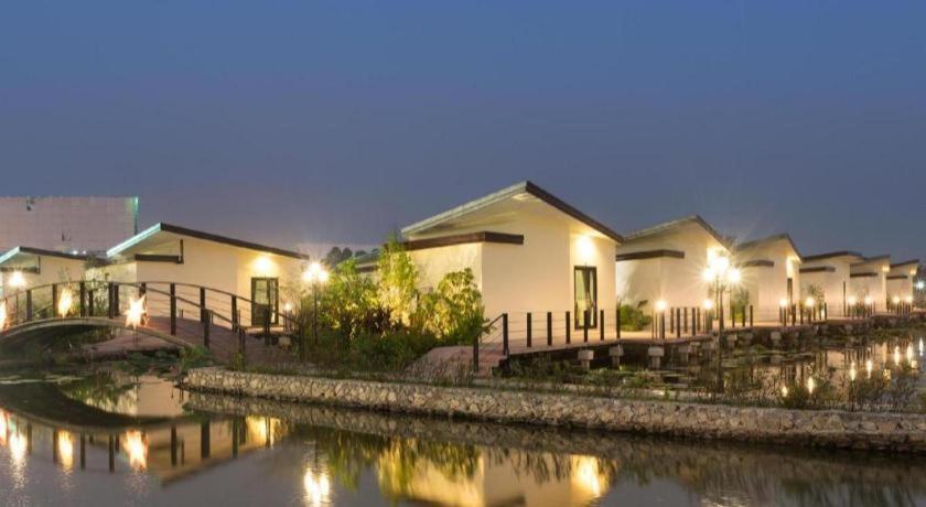 Bua Tara Resort Nong Prue Bagian luar foto