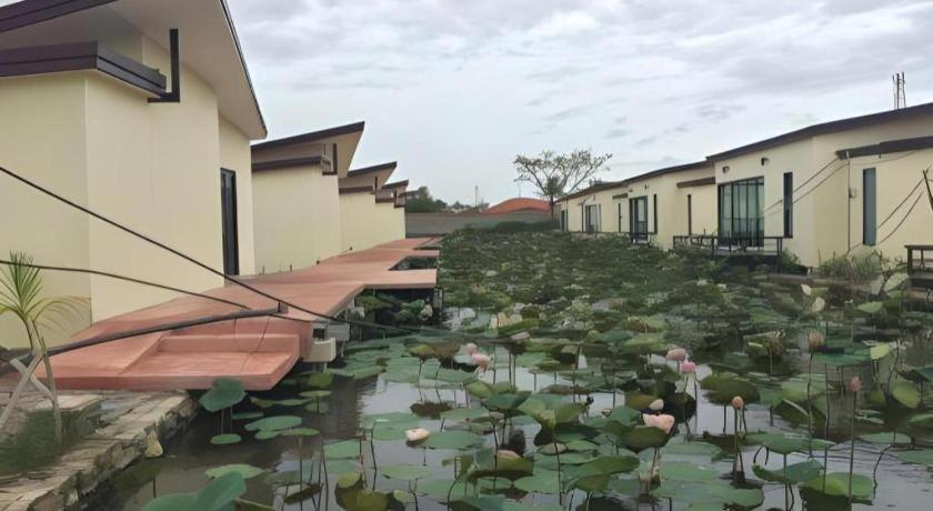 Bua Tara Resort Nong Prue Bagian luar foto