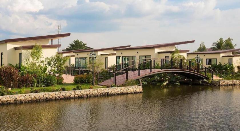 Bua Tara Resort Nong Prue Bagian luar foto