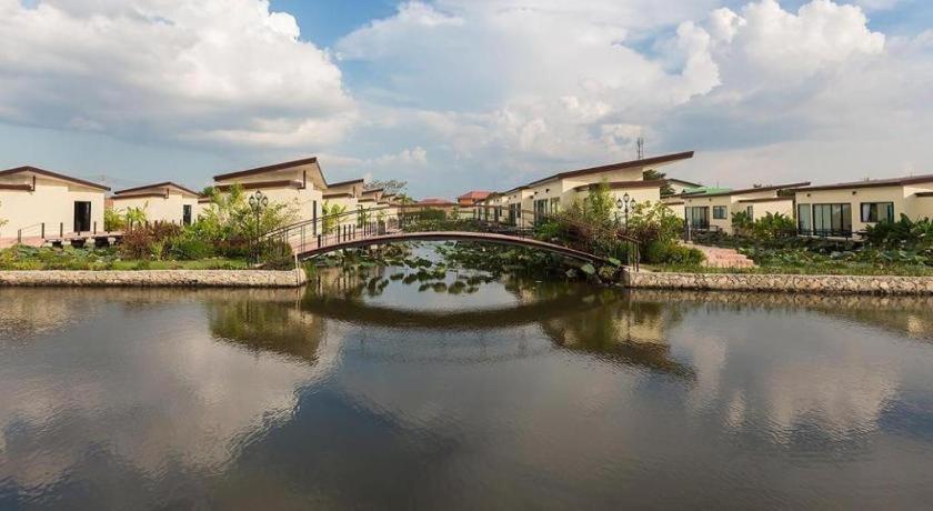 Bua Tara Resort Nong Prue Bagian luar foto