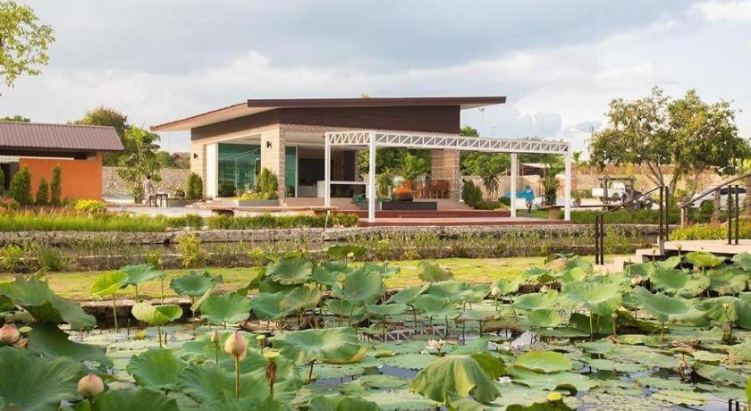Bua Tara Resort Nong Prue Bagian luar foto